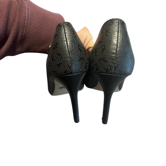 Women's Bebe Saydee Black Embossed Size 7.5 High Heels Pump Shoes - Picture 5 of 7